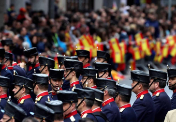 Unos 2.600 militares y guardias civiles, con 137 vehículos y más de 50 aeronaves han recorrido las calles del centro de la capital riojana