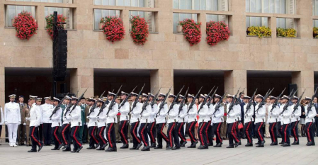 Unos 2.600 militares y guardias civiles, con 137 vehículos y más de 50 aeronaves han recorrido las calles del centro de la capital riojana