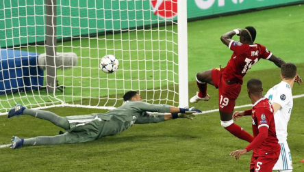 El Real Madrid consiguió su 13º título de Campeón de Europa, el tercero consecutivo, tras vencer en la final de Kiev al Liverpool por 3-1.