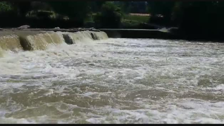 El río Arga a su paso por el polígono de Landaben