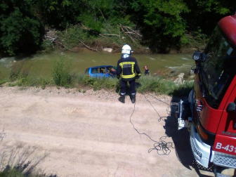 Un conductor fue rescatado por Bomberos de Navarra y Policía Foral tras caer con su vehículo al río Cidacos en Tafalla.