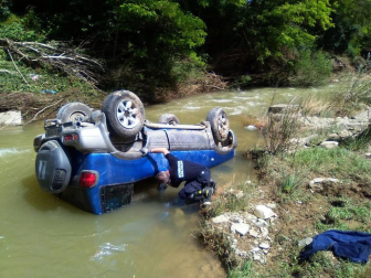 Un conductor fue rescatado por Bomberos de Navarra y Policía Foral tras caer con su vehículo al río Cidacos en Tafalla.