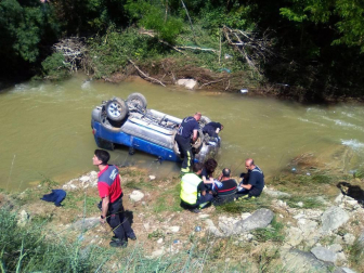 Un conductor fue rescatado por Bomberos de Navarra y Policía Foral tras caer con su vehículo al río Cidacos en Tafalla.