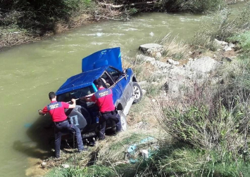 Un conductor fue rescatado por Bomberos de Navarra y Policía Foral tras caer con su vehículo al río Cidacos en Tafalla.