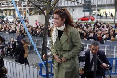 Cientos de admiradores de todas las edades se han acercado este viernes por la tarde hasta la plaza de Baluarte para conseguir un disco firmado por la ganadora de la última edición de 'Operación Triunfo'