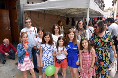 Del 25 al 27 de mayo los vecinos de Cascante disfrutaron de sus Fiestas de la Primavera, organizadas por la Comisión Ciudadana de Festejos del Ayuntamiento de Cascante. La mañana del domingo se instaló la XXVII Feria de Artesanía, que congregó a numeroso público en la plaza de los Fueros.