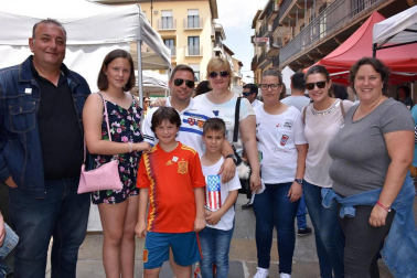 Del 25 al 27 de mayo los vecinos de Cascante disfrutaron de sus Fiestas de la Primavera, organizadas por la Comisión Ciudadana de Festejos del Ayuntamiento de Cascante. La mañana del domingo se instaló la XXVII Feria de Artesanía, que congregó a numeroso público en la plaza de los Fueros.