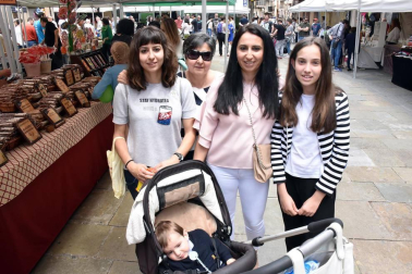 Del 25 al 27 de mayo los vecinos de Cascante disfrutaron de sus Fiestas de la Primavera, organizadas por la Comisión Ciudadana de Festejos del Ayuntamiento de Cascante. La mañana del domingo se instaló la XXVII Feria de Artesanía, que congregó a numeroso público en la plaza de los Fueros.