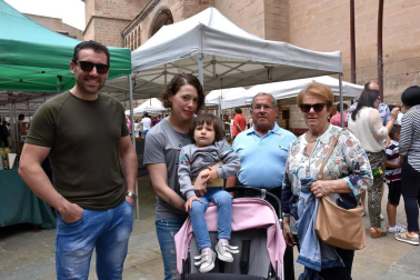 Del 25 al 27 de mayo los vecinos de Cascante disfrutaron de sus Fiestas de la Primavera, organizadas por la Comisión Ciudadana de Festejos del Ayuntamiento de Cascante. La mañana del domingo se instaló la XXVII Feria de Artesanía, que congregó a numeroso público en la plaza de los Fueros.