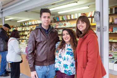La plaza del Castillo acoge un año más la feria del libro de Pamplona, que ha alcanzado la edición número diecisiete. Desde el 25 de mayo y hasta mañana, domingo 3 de junio, las librerías han sacado a la calle sus propuestas de lectura, entre las que abundaban las últimas novedades literarias. Además, en una carpa aneja a la feria se han realizado presentaciones de libros, conferencias y mesas redondas.