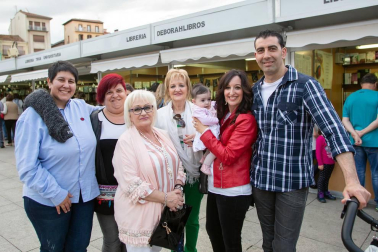 La plaza del Castillo acoge un año más la feria del libro de Pamplona, que ha alcanzado la edición número diecisiete. Desde el 25 de mayo y hasta mañana, domingo 3 de junio, las librerías han sacado a la calle sus propuestas de lectura, entre las que abundaban las últimas novedades literarias. Además, en una carpa aneja a la feria se han realizado presentaciones de libros, conferencias y mesas redondas.