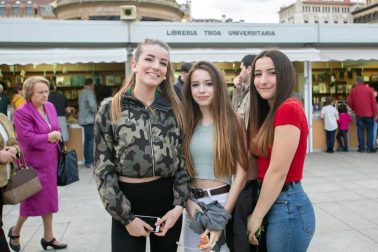 La plaza del Castillo acoge un año más la feria del libro de Pamplona, que ha alcanzado la edición número diecisiete. Desde el 25 de mayo y hasta mañana, domingo 3 de junio, las librerías han sacado a la calle sus propuestas de lectura, entre las que abundaban las últimas novedades literarias. Además, en una carpa aneja a la feria se han realizado presentaciones de libros, conferencias y mesas redondas.