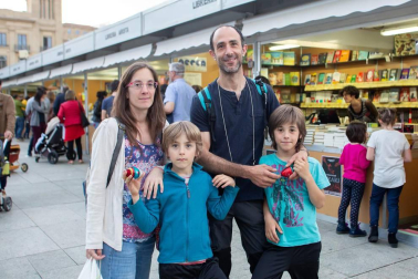 La plaza del Castillo acoge un año más la feria del libro de Pamplona, que ha alcanzado la edición número diecisiete. Desde el 25 de mayo y hasta mañana, domingo 3 de junio, las librerías han sacado a la calle sus propuestas de lectura, entre las que abundaban las últimas novedades literarias. Además, en una carpa aneja a la feria se han realizado presentaciones de libros, conferencias y mesas redondas.