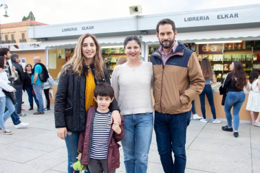 La plaza del Castillo acoge un año más la feria del libro de Pamplona, que ha alcanzado la edición número diecisiete. Desde el 25 de mayo y hasta mañana, domingo 3 de junio, las librerías han sacado a la calle sus propuestas de lectura, entre las que abundaban las últimas novedades literarias. Además, en una carpa aneja a la feria se han realizado presentaciones de libros, conferencias y mesas redondas.