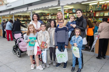 La plaza del Castillo acoge un año más la feria del libro de Pamplona, que ha alcanzado la edición número diecisiete. Desde el 25 de mayo y hasta mañana, domingo 3 de junio, las librerías han sacado a la calle sus propuestas de lectura, entre las que abundaban las últimas novedades literarias. Además, en una carpa aneja a la feria se han realizado presentaciones de libros, conferencias y mesas redondas.