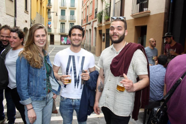 A pesar de la lluvia, los vecinos del Casco Viejo -y pamploneses en general- disfrutaron de las actividades programadas con motivo de la jornada de fiesta de este barrio. El concurso de paellas fue este año el protagonista a la hora de la comida, uno de los momentos de convivencia más alegres de este Día del Casco Viejo.
