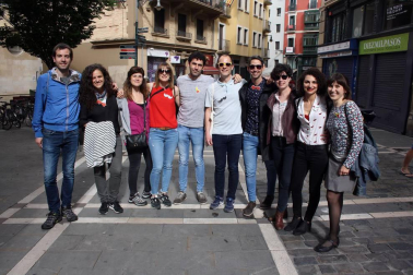 A pesar de la lluvia, los vecinos del Casco Viejo -y pamploneses en general- disfrutaron de las actividades programadas con motivo de la jornada de fiesta de este barrio. El concurso de paellas fue este año el protagonista a la hora de la comida, uno de los momentos de convivencia más alegres de este Día del Casco Viejo.