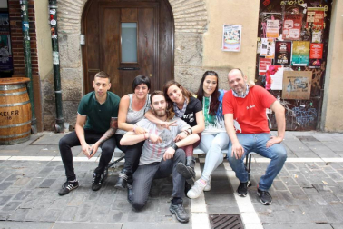 A pesar de la lluvia, los vecinos del Casco Viejo -y pamploneses en general- disfrutaron de las actividades programadas con motivo de la jornada de fiesta de este barrio. El concurso de paellas fue este año el protagonista a la hora de la comida, uno de los momentos de convivencia más alegres de este Día del Casco Viejo.