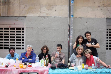 A pesar de la lluvia, los vecinos del Casco Viejo -y pamploneses en general- disfrutaron de las actividades programadas con motivo de la jornada de fiesta de este barrio. El concurso de paellas fue este año el protagonista a la hora de la comida, uno de los momentos de convivencia más alegres de este Día del Casco Viejo.