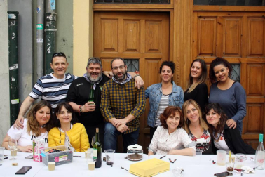A pesar de la lluvia, los vecinos del Casco Viejo -y pamploneses en general- disfrutaron de las actividades programadas con motivo de la jornada de fiesta de este barrio. El concurso de paellas fue este año el protagonista a la hora de la comida, uno de los momentos de convivencia más alegres de este Día del Casco Viejo.