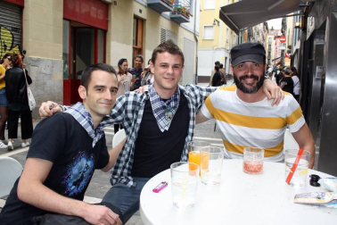 A pesar de la lluvia, los vecinos del Casco Viejo -y pamploneses en general- disfrutaron de las actividades programadas con motivo de la jornada de fiesta de este barrio. El concurso de paellas fue este año el protagonista a la hora de la comida, uno de los momentos de convivencia más alegres de este Día del Casco Viejo.