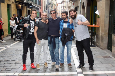 A pesar de la lluvia, los vecinos del Casco Viejo -y pamploneses en general- disfrutaron de las actividades programadas con motivo de la jornada de fiesta de este barrio. El concurso de paellas fue este año el protagonista a la hora de la comida, uno de los momentos de convivencia más alegres de este Día del Casco Viejo.