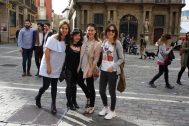 A pesar de la lluvia, los vecinos del Casco Viejo -y pamploneses en general- disfrutaron de las actividades programadas con motivo de la jornada de fiesta de este barrio. El concurso de paellas fue este año el protagonista a la hora de la comida, uno de los momentos de convivencia más alegres de este Día del Casco Viejo.