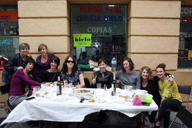 A pesar de la lluvia, los vecinos del Casco Viejo -y pamploneses en general- disfrutaron de las actividades programadas con motivo de la jornada de fiesta de este barrio. El concurso de paellas fue este año el protagonista a la hora de la comida, uno de los momentos de convivencia más alegres de este Día del Casco Viejo.