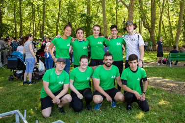 Miles de personas se acercaron el domingo 27 de mayo hasta el parque del Runa para disfrutar de la I Estropatada de Pamplona, una carrera de patitos de goma organizada para ayudar a la investigación de enfermedades neurodegenerativas. Además del evento en el río también hubo hinchables, actividades infantiles y gastronómicas, concierto y clase de zumba. Una jornada festiva y solidaria que espera tener continuidad en el futuro.