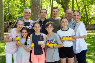 Miles de personas se acercaron el domingo 27 de mayo hasta el parque del Runa para disfrutar de la I Estropatada de Pamplona, una carrera de patitos de goma organizada para ayudar a la investigación de enfermedades neurodegenerativas. Además del evento en el río también hubo hinchables, actividades infantiles y gastronómicas, concierto y clase de zumba. Una jornada festiva y solidaria que espera tener continuidad en el futuro.