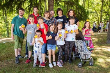 Miles de personas se acercaron el domingo 27 de mayo hasta el parque del Runa para disfrutar de la I Estropatada de Pamplona, una carrera de patitos de goma organizada para ayudar a la investigación de enfermedades neurodegenerativas. Además del evento en el río también hubo hinchables, actividades infantiles y gastronómicas, concierto y clase de zumba. Una jornada festiva y solidaria que espera tener continuidad en el futuro.