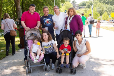 Miles de personas se acercaron el domingo 27 de mayo hasta el parque del Runa para disfrutar de la I Estropatada de Pamplona, una carrera de patitos de goma organizada para ayudar a la investigación de enfermedades neurodegenerativas. Además del evento en el río también hubo hinchables, actividades infantiles y gastronómicas, concierto y clase de zumba. Una jornada festiva y solidaria que espera tener continuidad en el futuro.