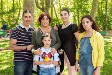 Miles de personas se acercaron el domingo 27 de mayo hasta el parque del Runa para disfrutar de la I Estropatada de Pamplona, una carrera de patitos de goma organizada para ayudar a la investigación de enfermedades neurodegenerativas. Además del evento en el río también hubo hinchables, actividades infantiles y gastronómicas, concierto y clase de zumba. Una jornada festiva y solidaria que espera tener continuidad en el futuro.