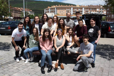 El sábado 26 de mayo Berriozar celebró un día de fiesta con la participación de numerosos colectivos de esta localidad. Encajeras, ongs, banda de música, comparsa, danzaris y gaiteros fueron dando color y ambiente a la jornada. Uno de los momentos más populares y alegres fue la elaboración de los calderetes.
