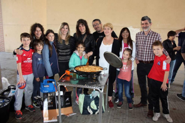 El sábado 26 de mayo Berriozar celebró un día de fiesta con la participación de numerosos colectivos de esta localidad. Encajeras, ongs, banda de música, comparsa, danzaris y gaiteros fueron dando color y ambiente a la jornada. Uno de los momentos más populares y alegres fue la elaboración de los calderetes.