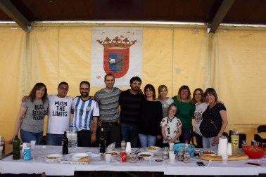 El sábado 26 de mayo Berriozar celebró un día de fiesta con la participación de numerosos colectivos de esta localidad. Encajeras, ongs, banda de música, comparsa, danzaris y gaiteros fueron dando color y ambiente a la jornada. Uno de los momentos más populares y alegres fue la elaboración de los calderetes.