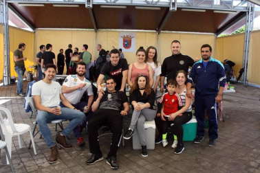 El sábado 26 de mayo Berriozar celebró un día de fiesta con la participación de numerosos colectivos de esta localidad. Encajeras, ongs, banda de música, comparsa, danzaris y gaiteros fueron dando color y ambiente a la jornada. Uno de los momentos más populares y alegres fue la elaboración de los calderetes.