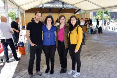 El sábado 26 de mayo Berriozar celebró un día de fiesta con la participación de numerosos colectivos de esta localidad. Encajeras, ongs, banda de música, comparsa, danzaris y gaiteros fueron dando color y ambiente a la jornada. Uno de los momentos más populares y alegres fue la elaboración de los calderetes.