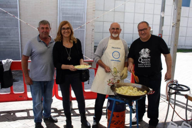 El sábado 26 de mayo Berriozar celebró un día de fiesta con la participación de numerosos colectivos de esta localidad. Encajeras, ongs, banda de música, comparsa, danzaris y gaiteros fueron dando color y ambiente a la jornada. Uno de los momentos más populares y alegres fue la elaboración de los calderetes.