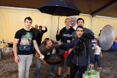 El sábado 26 de mayo Berriozar celebró un día de fiesta con la participación de numerosos colectivos de esta localidad. Encajeras, ongs, banda de música, comparsa, danzaris y gaiteros fueron dando color y ambiente a la jornada. Uno de los momentos más populares y alegres fue la elaboración de los calderetes.