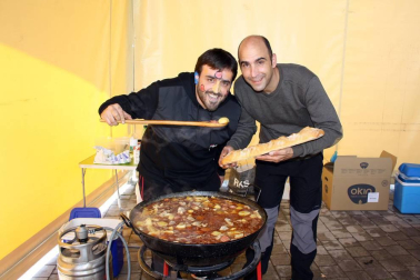 El sábado 26 de mayo Berriozar celebró un día de fiesta con la participación de numerosos colectivos de esta localidad. Encajeras, ongs, banda de música, comparsa, danzaris y gaiteros fueron dando color y ambiente a la jornada. Uno de los momentos más populares y alegres fue la elaboración de los calderetes.