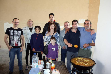 El sábado 26 de mayo Berriozar celebró un día de fiesta con la participación de numerosos colectivos de esta localidad. Encajeras, ongs, banda de música, comparsa, danzaris y gaiteros fueron dando color y ambiente a la jornada. Uno de los momentos más populares y alegres fue la elaboración de los calderetes.