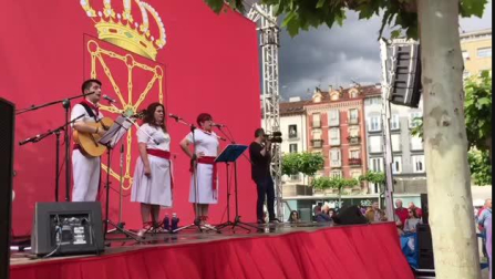 Un grupo de Cortes está recibiendo con jotas a los manifestantes que van llegando a la Plaza del Castillo.