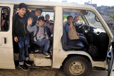En Líbano el 30% de la población es refugiada siria. Más de 500.000 niños y niñas en edad escolar han huido del país, de los cuales se estima que 402.000 se encuentran en el grupo de edad escolar básica (entre 3 y 14 años) y 100.000 menores, en el grupo de edad de la escuela secundaria (entre 15 y 18 años).