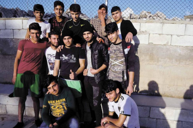 En Líbano el 30% de la población es refugiada siria. Más de 500.000 niños y niñas en edad escolar han huido del país, de los cuales se estima que 402.000 se encuentran en el grupo de edad escolar básica (entre 3 y 14 años) y 100.000 menores, en el grupo de edad de la escuela secundaria (entre 15 y 18 años).