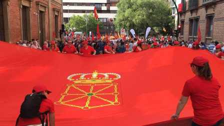 En directo: cientos de personas se concentran frente al Parlamento para el inicio de la manifestación