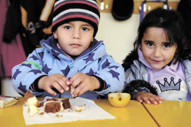 En Líbano el 30% de la población es refugiada siria. Más de 500.000 niños y niñas en edad escolar han huido del país, de los cuales se estima que 402.000 se encuentran en el grupo de edad escolar básica (entre 3 y 14 años) y 100.000 menores, en el grupo de edad de la escuela secundaria (entre 15 y 18 años).