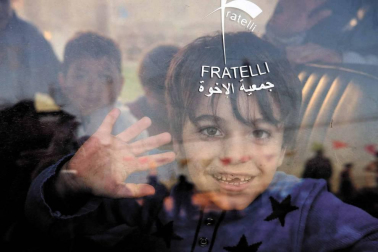En Líbano el 30% de la población es refugiada siria. Más de 500.000 niños y niñas en edad escolar han huido del país, de los cuales se estima que 402.000 se encuentran en el grupo de edad escolar básica (entre 3 y 14 años) y 100.000 menores, en el grupo de edad de la escuela secundaria (entre 15 y 18 años).