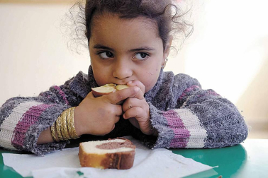 En Líbano el 30% de la población es refugiada siria. Más de 500.000 niños y niñas en edad escolar han huido del país, de los cuales se estima que 402.000 se encuentran en el grupo de edad escolar básica (entre 3 y 14 años) y 100.000 menores, en el grupo de edad de la escuela secundaria (entre 15 y 18 años).