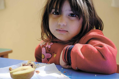 En Líbano el 30% de la población es refugiada siria. Más de 500.000 niños y niñas en edad escolar han huido del país, de los cuales se estima que 402.000 se encuentran en el grupo de edad escolar básica (entre 3 y 14 años) y 100.000 menores, en el grupo de edad de la escuela secundaria (entre 15 y 18 años).